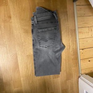 Replay anbass  - Gråa replay anbass i tvättad grå färg, bara testade och köptes nya så nyskick. Säljer då de inte passade mig. Bara att höra av sig vid frågor. Priset kan diskuteras.