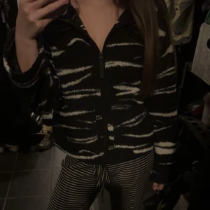 Trendig teddyjacka - Säljer den här trendiga tunna teddy jackan! Har bara använt den fåtal gånger så den ser helt ny ut🥰 det är en teddy jacka men skulle säga att den är lika tunn som en tröja. Så jag har använt den som en tröja och inte en jacka❤️ säljer den för jag använder inte den längre🥰pris kan diskuteras!