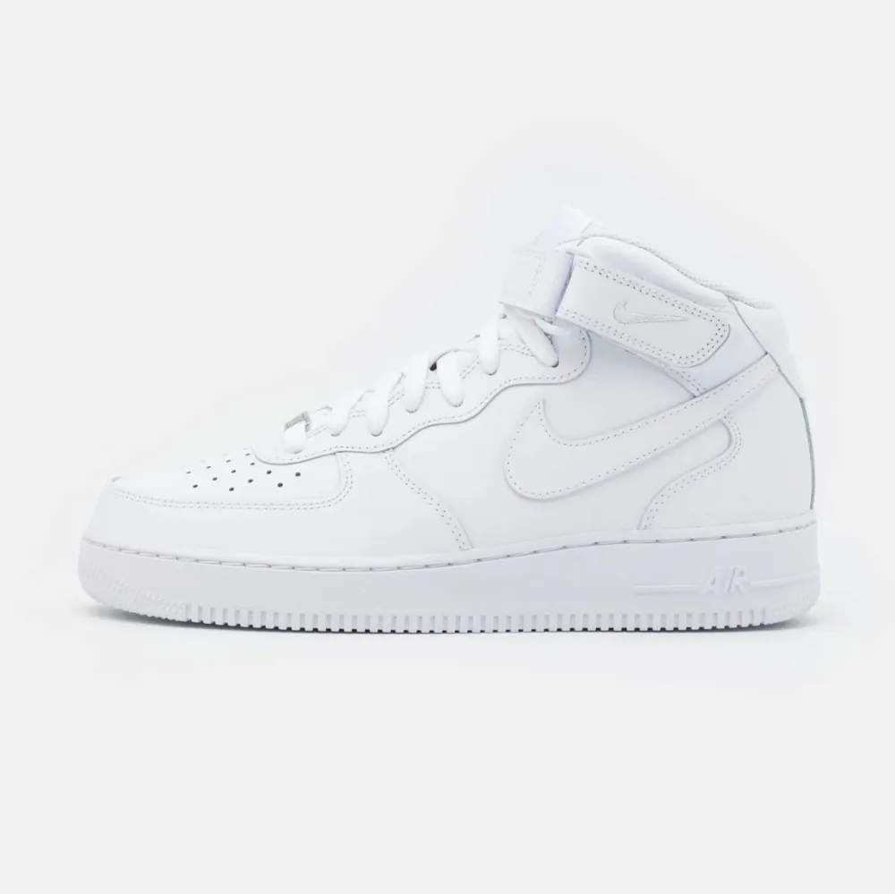 Snygga vita Nike Air Force sneakers i storlek 40. Helt oanvända. Nypris är cirka 1500 kr exclusive frakt, säljs pga felköp som ej kunde returneras. tillkommer ej med orginal låda! vid snabb affär billigare pris 🙏. Kengät.