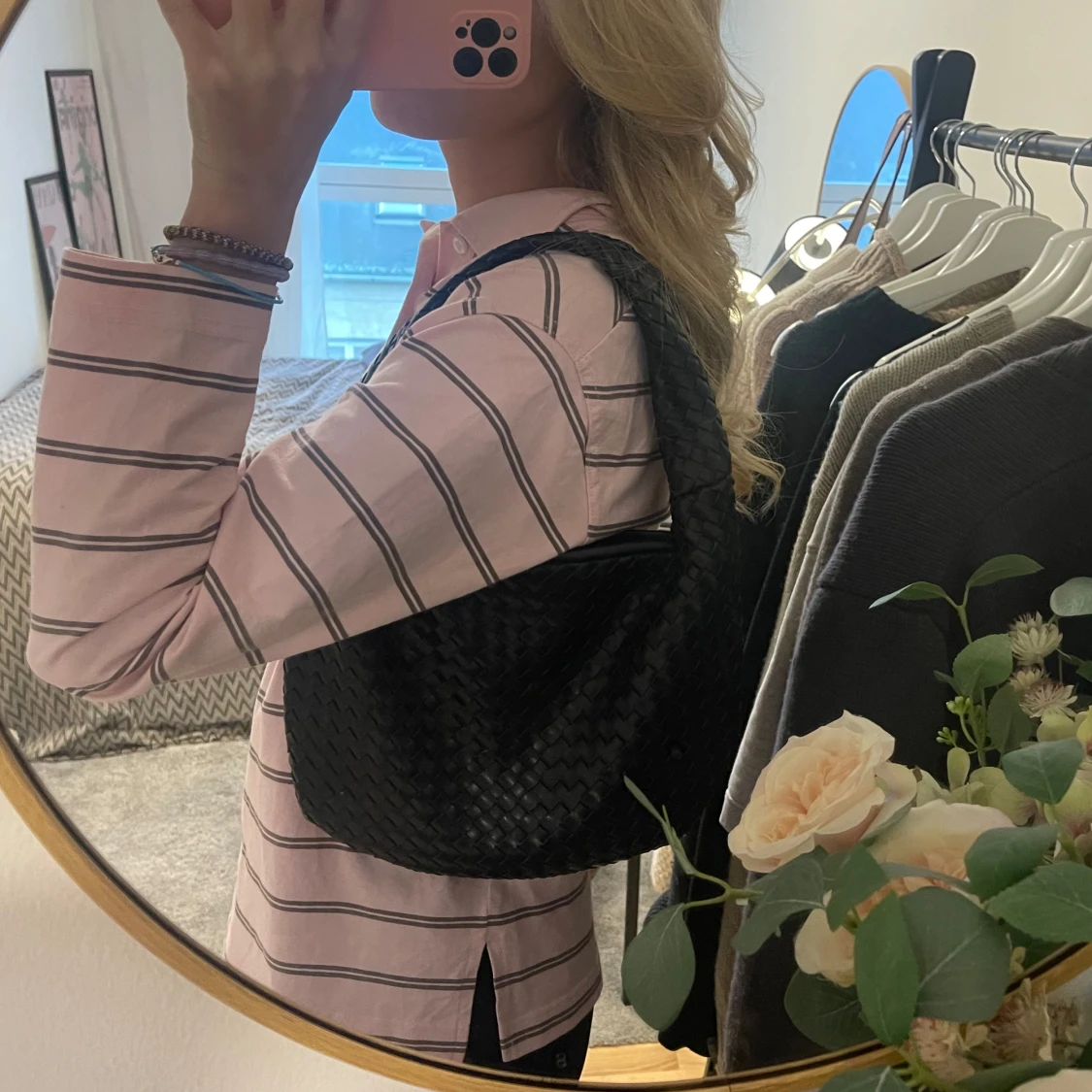 Svart flätad axelväska - 92