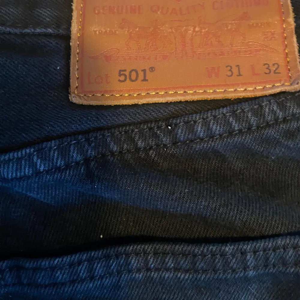 Snygga svarta Levis 501 jeans i klassisk design. De har en rak passform och är tillverkade i slitstarkt denim. Perfekta för en stilren look med den ikoniska Levis-lappen på baksidan. Pris kan diskuterats. Om du har några frågor kan du bara höra av dig.. Farkut & Housut.