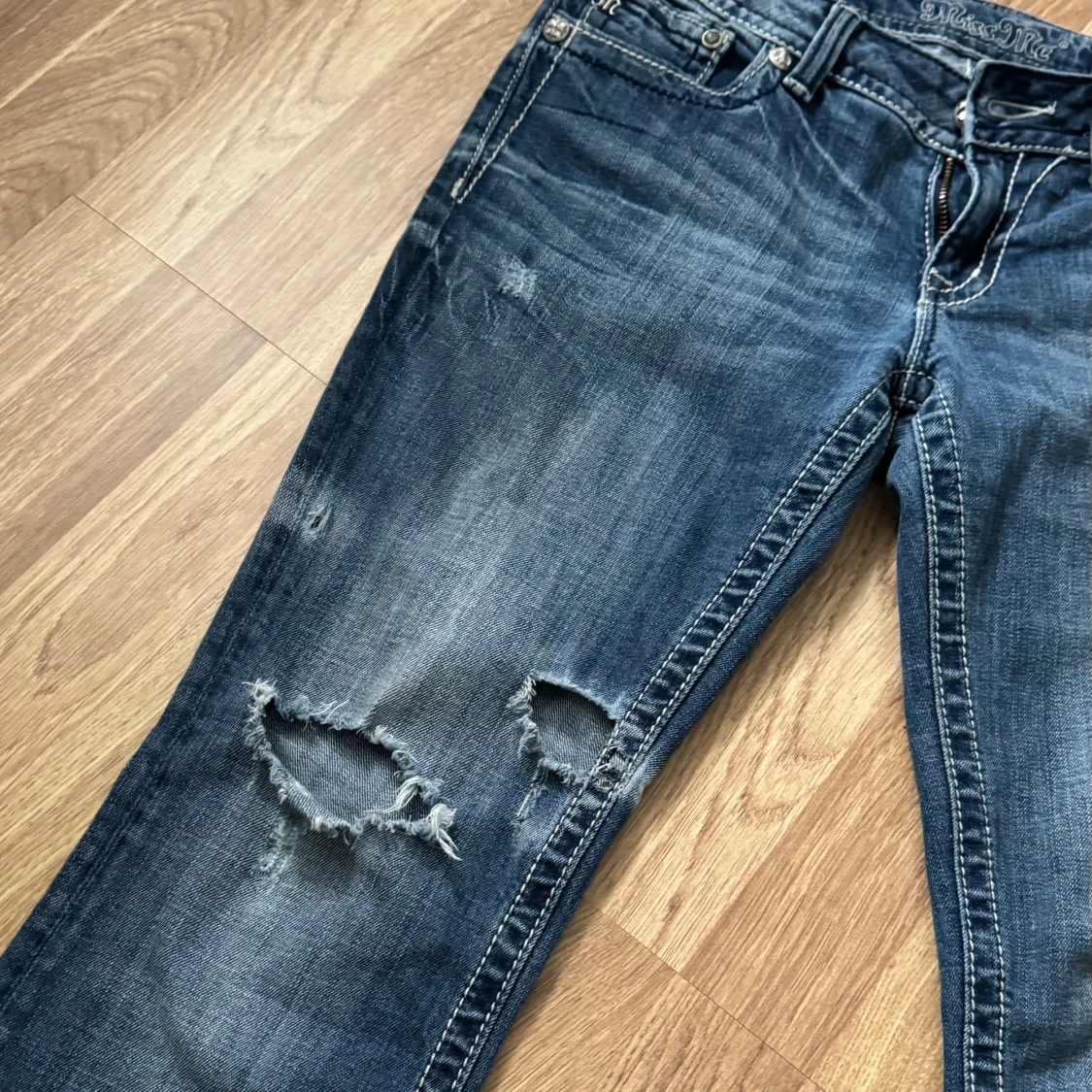 Blå jeans med broderade bakfickor från Miss Me - 1