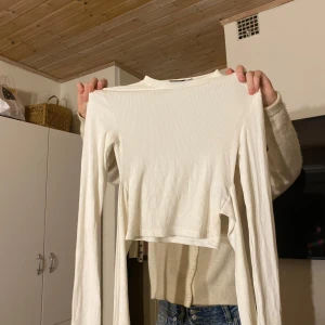 Vit ribbad topp från Misslisibell x NA-KD - En söt topp från en kollektion med Misslisibell x NA-KD 💞 Har snören så man kan knyta rosett! 