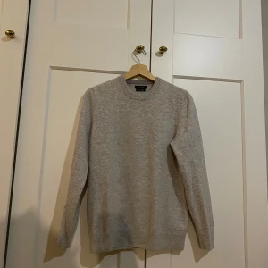 Massimo Dutti Ull/Kashmir Stickad Tröja - Ej nopprig och som ny. Nuvarande storlek är S, den har krympt från ett M/L. 95% ull 5% kashmir