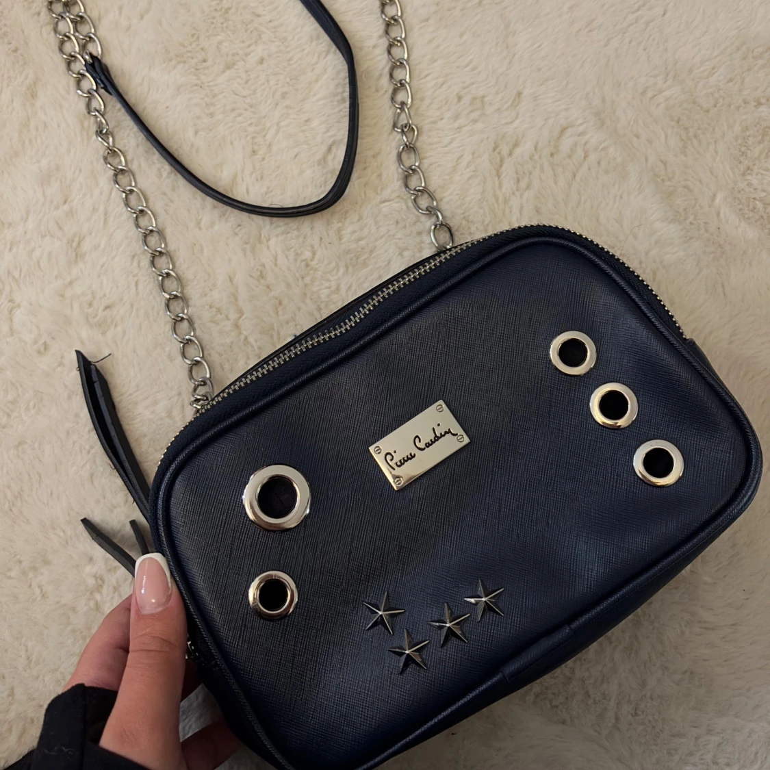 Marinblå axelväska med kedja och nitar - 1