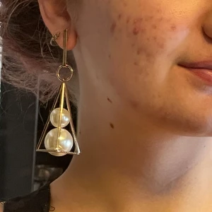 Stora pärlörhängen  - Jätte fina annorlunda och coola pärlörhängen!🤍  Har lite vikt till sig, men inte så pass att de drar i mina öron!  Super bra skick Har inte plick köp påslaget då jag säljer saker på Vinted, skriv om du vill köpa så slår jag på! 