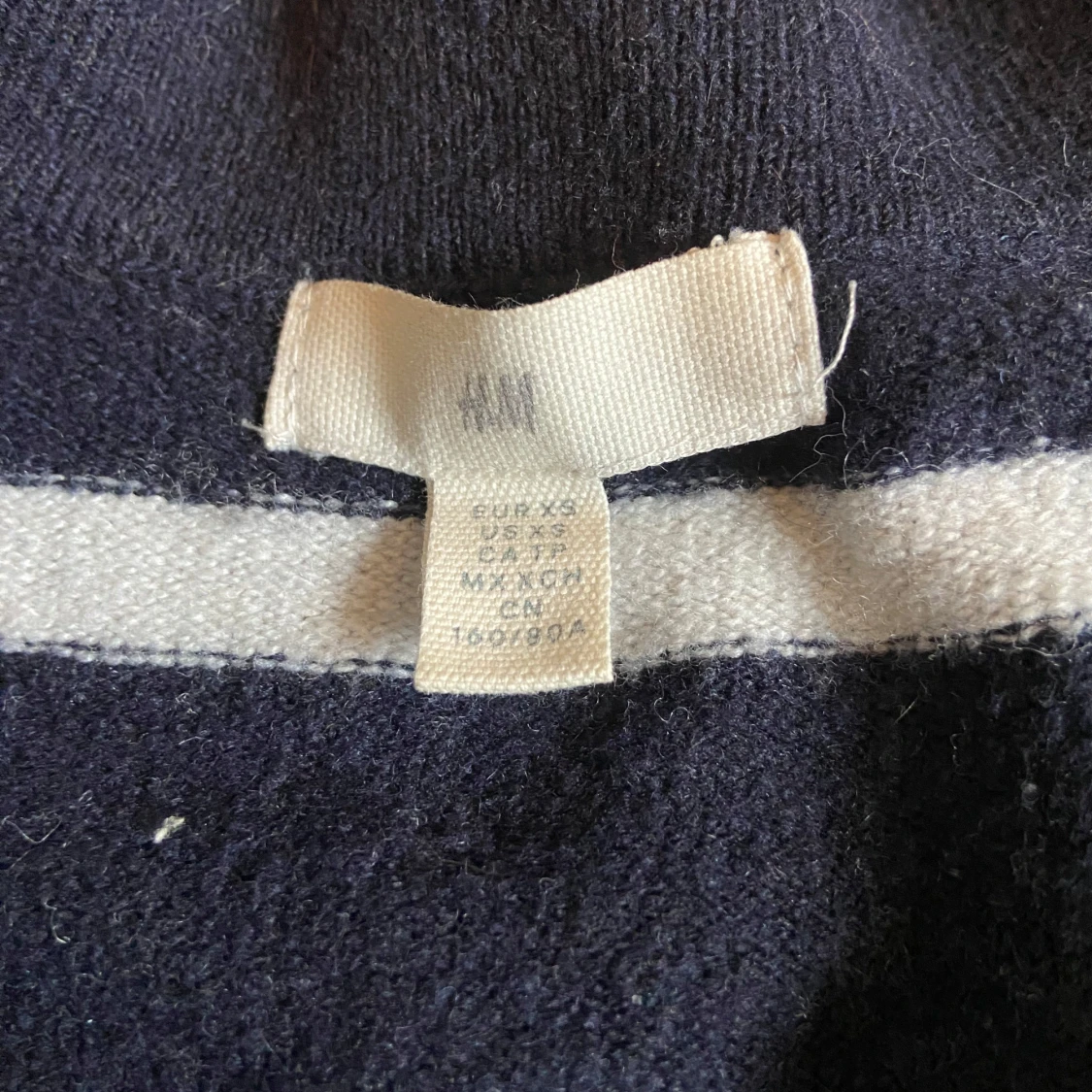 Mörkblå randig tröja - 91