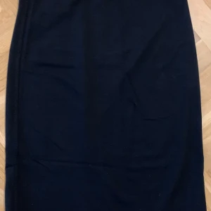 Svart kjol från Filippa K - Elegant svart kjol från Filippa K i en klassisk design. Perfekt för en stilren look. Kjolen har en rak passform och tyget är lite elastisk.