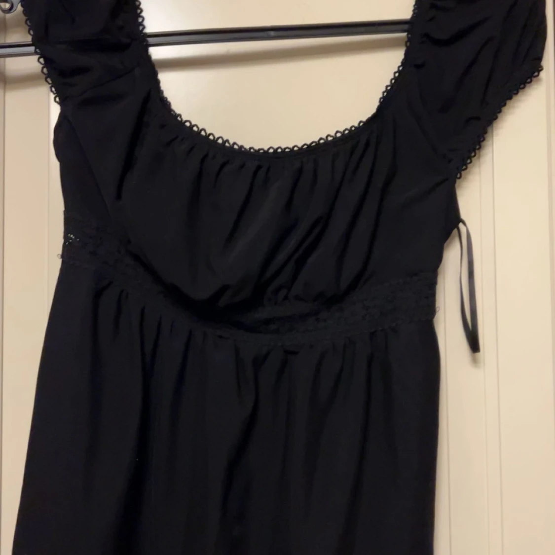 Svart blus med spetsdetaljer