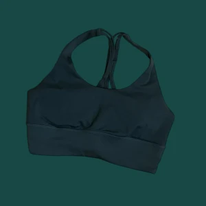  Sport-bh från Oysho - Snygg och bekväm grön sport-bh från Oysho med brottarrygg och bred resår under bysten. Den är storlek s men skulle mer säga xs eller xxs. Inte använd särskilt mycket.