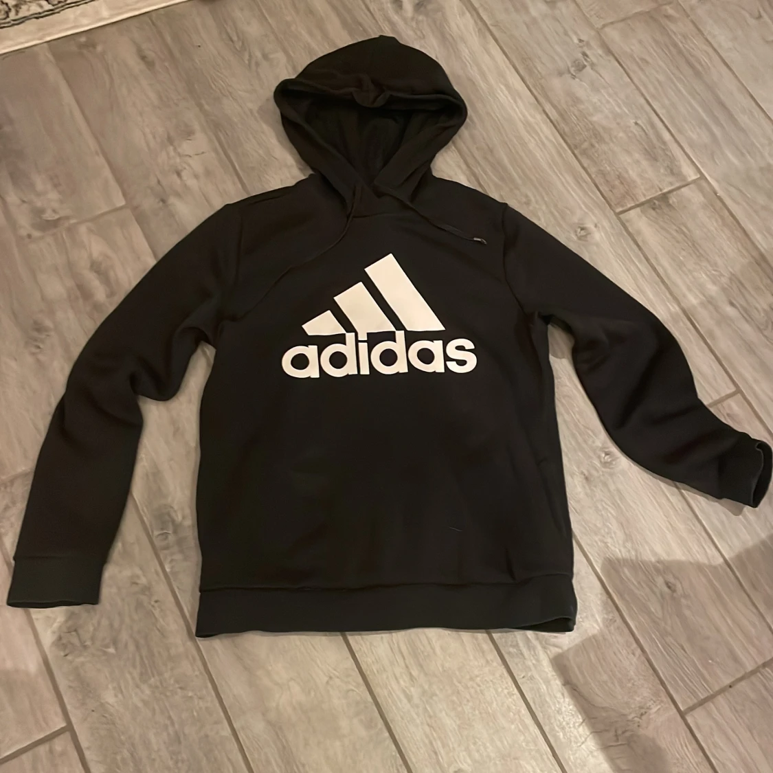 Svart hoodie från Adidas