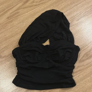 Svart oneshoulder topp - Snygg svart oneshoulder topp från shein storlek s 