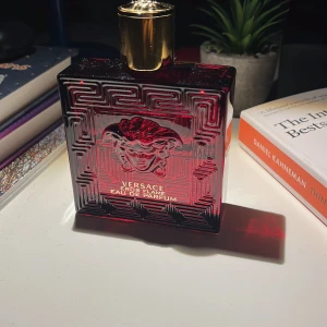 Versace Eros Flame Eau de Parfum - 100ml flaska med ungefär 50ml kvar. Lite märkbar slitage på locket (Se bild 4). Pris kan diskuteras! 