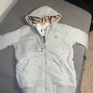 Burberry Kofta Grå stolek M - Nytt skick, pris kan ej diskuteras 