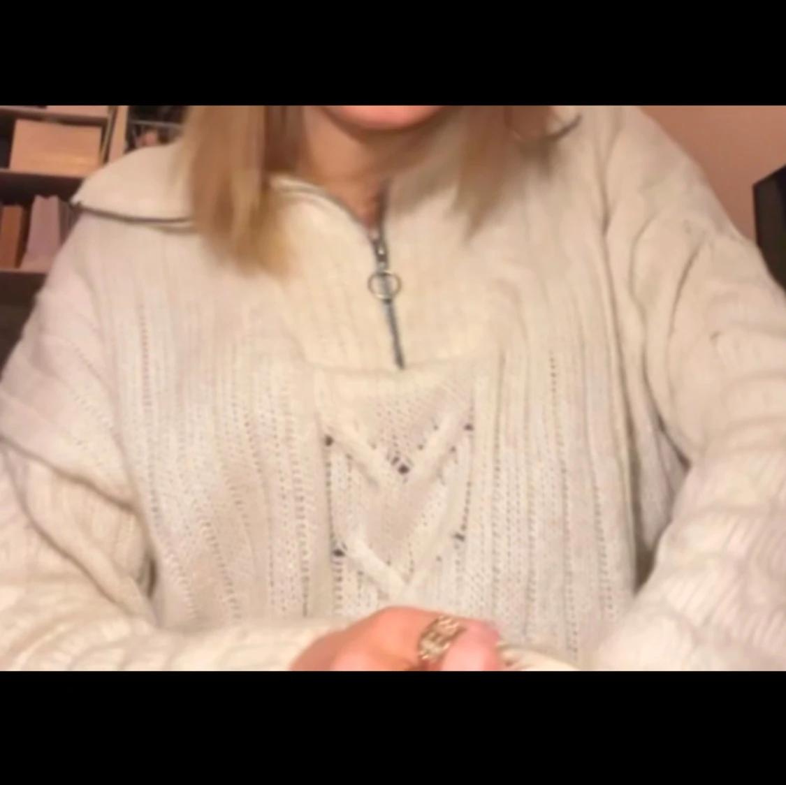 Beige stickad tröja med dragkedja