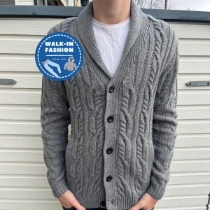 Stickad cardigan - Tja! Säljer nu denna sjukt feta stickade cardigan. Skick 9,5/10 som ny används två gånger. Nypris ligger runt 1000kr men säljs nu för endast 499kr hör gärna av er vid funderingar!