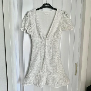 Studentklänning - Den perfekta studentklänningen som nu säljs vidare, funkar även perfekt som sommarklänning! Har inga skador och är fortfarande i nyskick🤍✨jag på bilden är runt 177