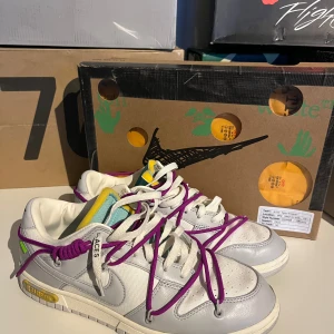 Off White Dunks LOT 21 - Off White Dunks LOT 21 strl 43, använda 1 gång, 10/10 skick. Allt OG medföljer och självklart äkta. DM vid fler frågor/bilder‼️👊🏼