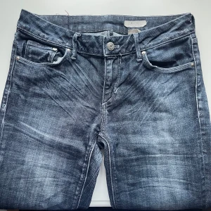 Mörkblå jeans  - Snygga mörkblå jeans med låg midja. Broderad detalj på bakfickan. Perfekta för en avslappnad stil. Ett litet hål baktill men inget som förstör ”looken”