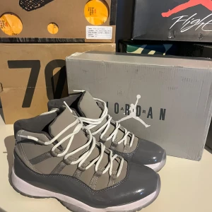 Jordan 11 Cool Grey - Jordan 11 Cool Grey strl 43 helt nya, 10/10. Allt OG medföljer, box, stickers osv. Självklart äkta och pris diskutwrbart. DM vid fler frågor/bilder‼️
