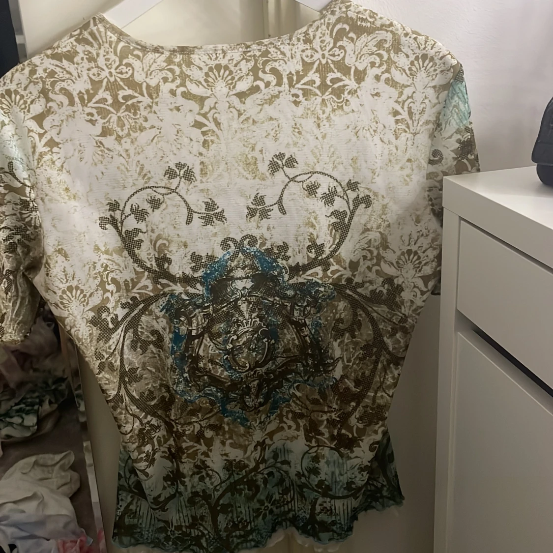 Mönstrad topp med paljettdetaljer - 1