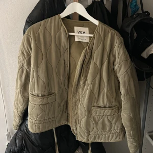 Grön quiltad jacka från Zara - Säljer en grön quiltad jacka från Zara. Säljs inte på Zara längre! Perfekt för höst och vår med sin lätta och bekväma passform. Pris går att diskuteras