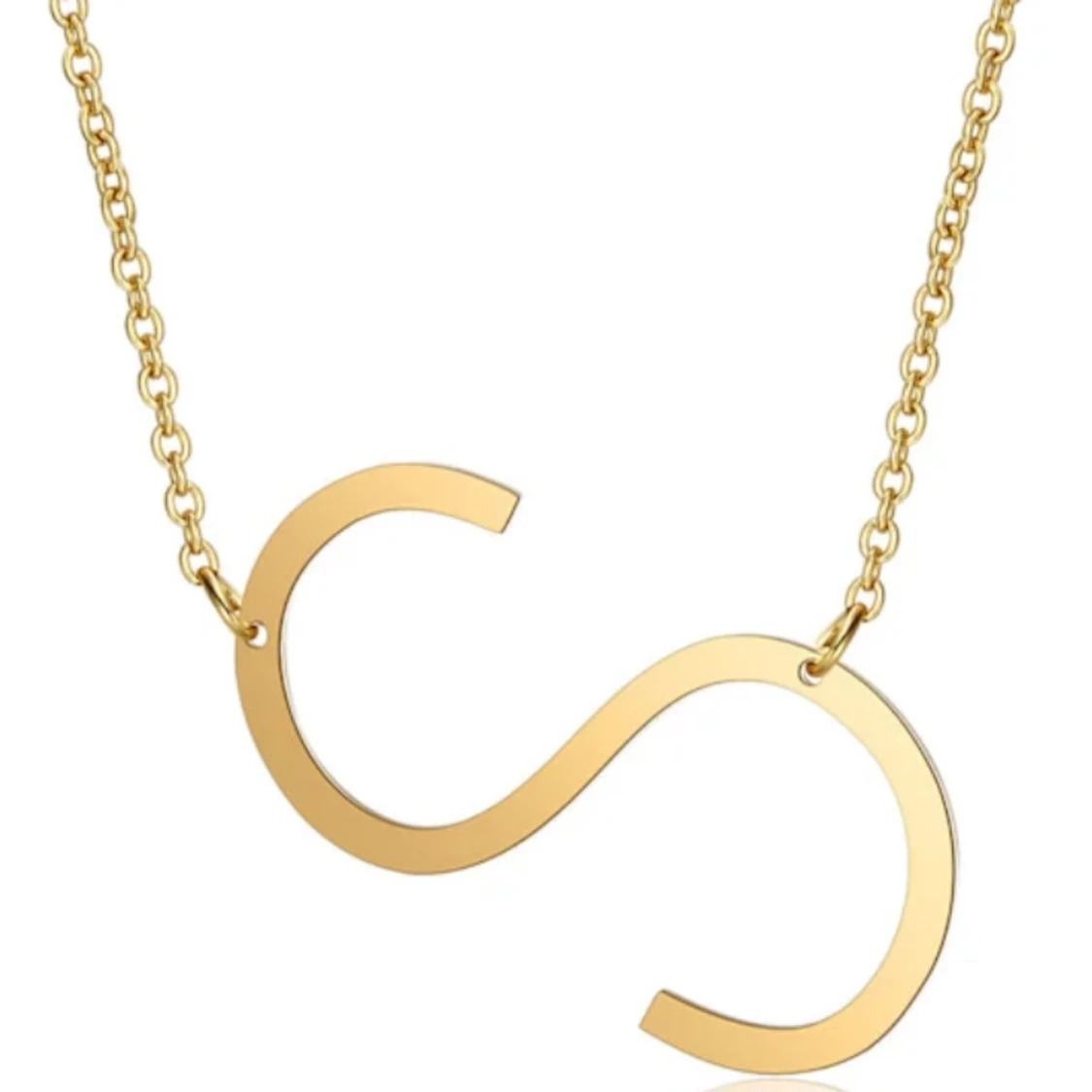 Halsband med ett ”S”