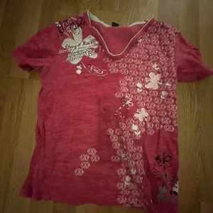 Rosa t-shirt från Cecil - Säljer en jättesnygg T-shirt med tryck på. Mycket bra skick och jättesnygg att ha till en vanlig outfit💓