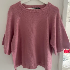 Rosa stickad tröja - Mysig rosa stickad tröja från Lager 157 med trekvartsärm. Perfekt för kyliga dagar med sin mjuka och bekväma passform. Enkel design som passar till det mesta. 🌸 Använd några gånger, fint skick! 💞