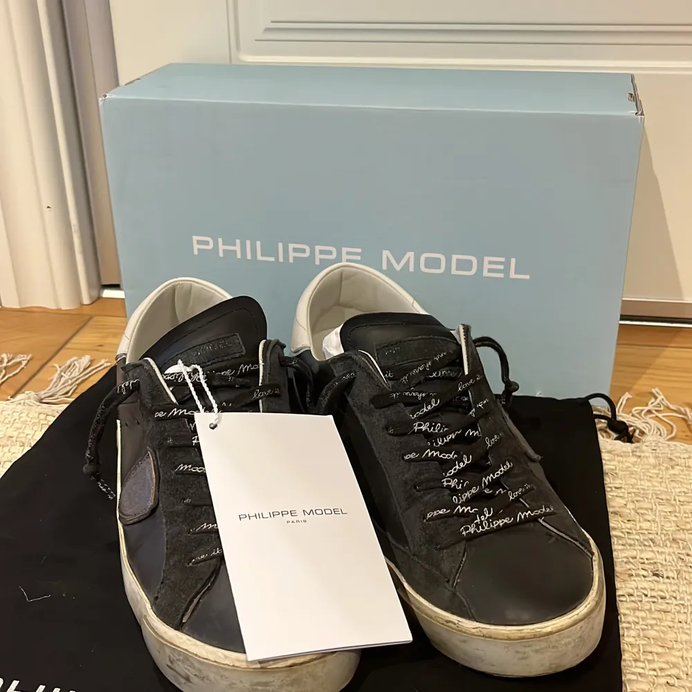 Snygga svarta sneakers från Philippe Model med vit sula och snörning. Skorna har en stilren design med märkets logga på insidan och levereras med originalkartong och dustbag.. Kengät.
