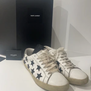 Saint Laurent sneakers  - Ett par riktigt schyssta skor från Saint Laurent. De skulle behöva en tvätt men är i allmänt bra skick och har mycket kvar att ge. Box och andra tillbehör följer med vid (ingen dustbag). 