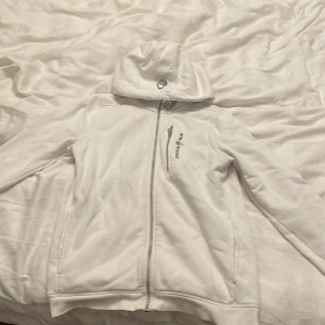 Vit hoodie från Sail Racing - Säljer en vit hoodie med full zip och luva från Zail racing, pris kan diskuteras, köpt för 1500kr