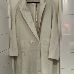 Vit kappa - Vit oversized kappa från Asos, mycket bra skick. (Orginal pris 1199kr)