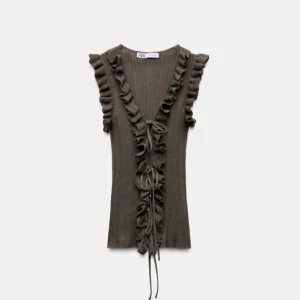 Brun ribbad väst från Zara - Snygg grön ribbad tröja från Zara med volangdetaljer och knyt framtill. Perfekt skick, aldrig används, storlek M men är lite stor i storleken men den går att reglera bra💕