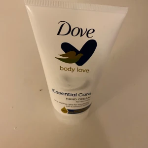 Dove Essential Care Handkräm - Dove Essential Care handkräm för torr hud med ceramide restoring serum. Ger långvarig vård för mjuka och lena händer i upp till 48 timmar. Förpackningen innehåller 100  ml.