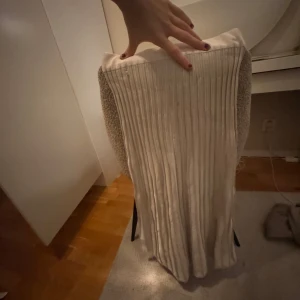Beige ribbad kjol - Sjukt snygg ribbad kjol från Wera!!Nyskick! Köpt för 500.