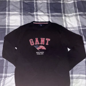 Gant tröja - Skit skön marinblå Gant tröja. Skick är 10/10 storlek M. Passar till grisch stilen och är skit snygg. Pris går såklart att diskuteras 