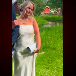 Vit balklänning  - Säljer nu min fina balklänning med öppen rygg. Skriv privat för fler bilder🩷