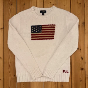 Vit exklusiv USA flag stickad tröja Ralph Lauren - 🌟extremt bra skick och toppen kvalité, enbart använd en gång 📬Jag postar 0-1 dagar efter köp 🐑100% bomull 📏storlek S 📐41cm axelbredd, 59,5cm full längd, 60cm ärmlängd ☺️skriv om du har några funderingar eller vill ha fler bilder
