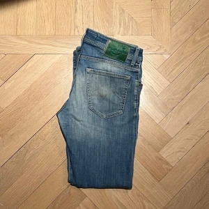 Jacob Cohen jeans  - Jacob cohen jeans, size 31 skick 8/10. Riktigt snygg ljusblå wash som passar till allt. Hör av er vid några funderingar eller frågor! 