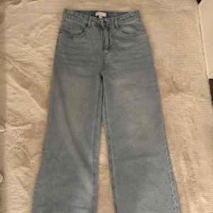 Wide leg jeans - Säljer dessa snygga vida jeansen från Hm, sitter så snyggt på!!