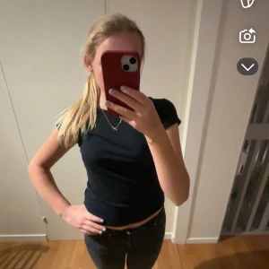 Mörkblå tröja med öppen rygg - Säljer min jätte fina topp från gina eftersom jag inte andvänder den så mycket längre💕 ny pris 100kr. Storlek 170 men är som en XS