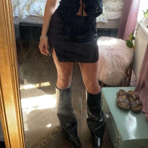 Zara stövlar helt nya - Säljer mina boots från Zara i storlek 37. Aldrig använda bara testade hemma med outfits. Fick impulsryck och tänkte att 37 skulle passa på mina 38 fötter men det gick inte alls. Tror jag köpte dem för 800 men man kan få köpa dem för 500. Helt orörda som sagt.