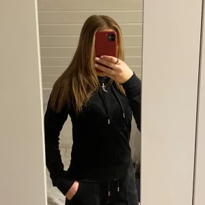 Svart juicy Couture set - Mycket fint skick både tröja och byxor med tryck bak på tröjan med silverbling stenar. Tröja-600 kr, Byxor-500 kr, Tillsammans-950 kr