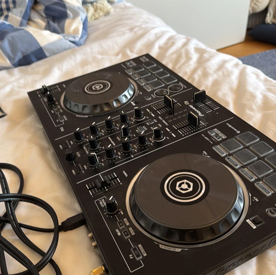 Svart DJ-kontroller från Pioneer DJ - 3