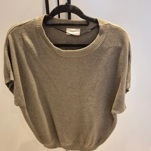 Beige tröja från Freequent - Säljer en stilren beige tröja från Freequent i storlek medium. Tröjan har en rund halsringning och korta ärmar, perfekt för en avslappnad look. Den är tillverkad i ett mjukt material som ger en skön känsla. Passar bra till både jeans och kjol.
