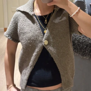 Stickad kofta - Jätteskön och fin kofta utan arm. Bra skick! 