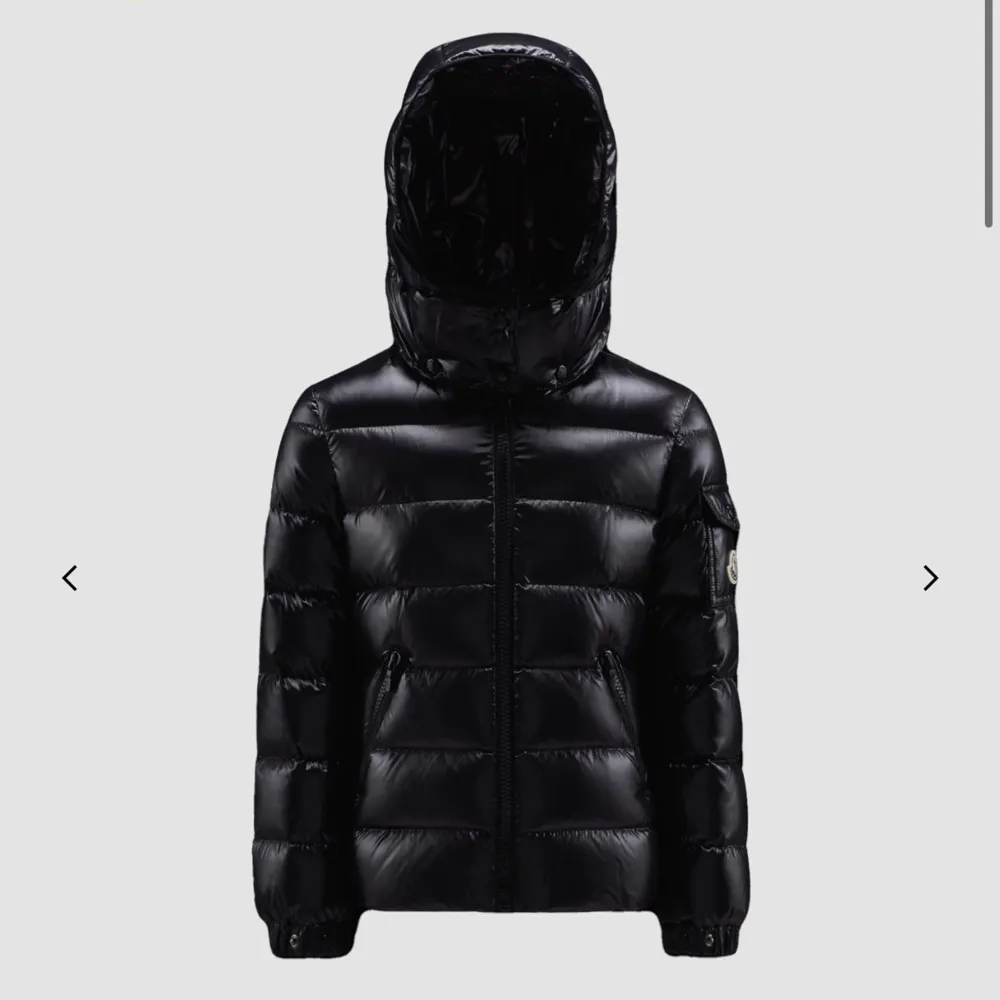 Nån som vill byta en moncler mot en fjällrävenjacka? Helst i blå eller svart. Stl 158-164. Takit.