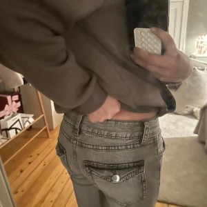 Grå jeans  - Snygga grå jeans och klassisk femficksdesign. De har en knapp och dragkedja framtill. Perfekta för en avslappnad stil. Aldrig andvända kanske 1 gång. 164 storlek men passar mig som har xs-s i storlek💞💞