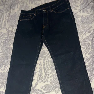 Mörkblå jeans från H&M - Betalla genom Swish eller kontant - Snygga mörkblå jeans från H&M i straight fit. De har en klassisk design med fem fickor och kontrastsömmar. Perfekta för en avslappnad stil.